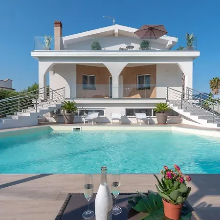 Livia - Isulatravel Fontane Bianche